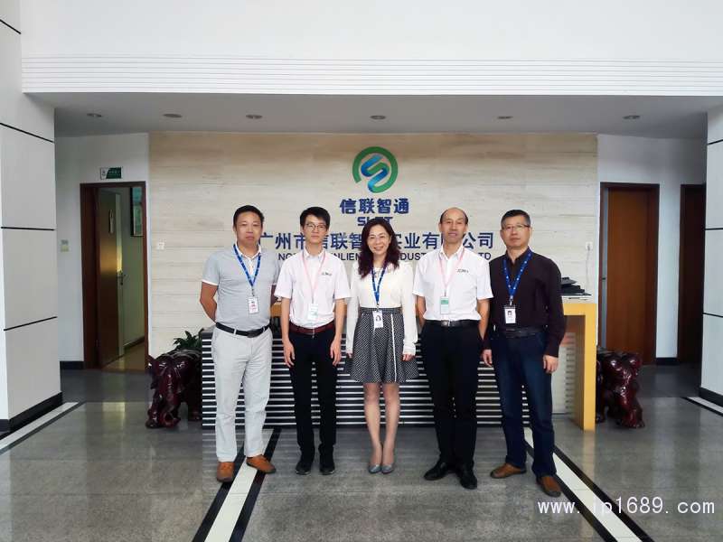 廣州信聯(lián)智通實業(yè)股份有限公司瓶蓋事業(yè)部總經理黃宇寧女士(中)、崔總(左一)、唐總(右一)與本刊發(fā)行部同事合影。