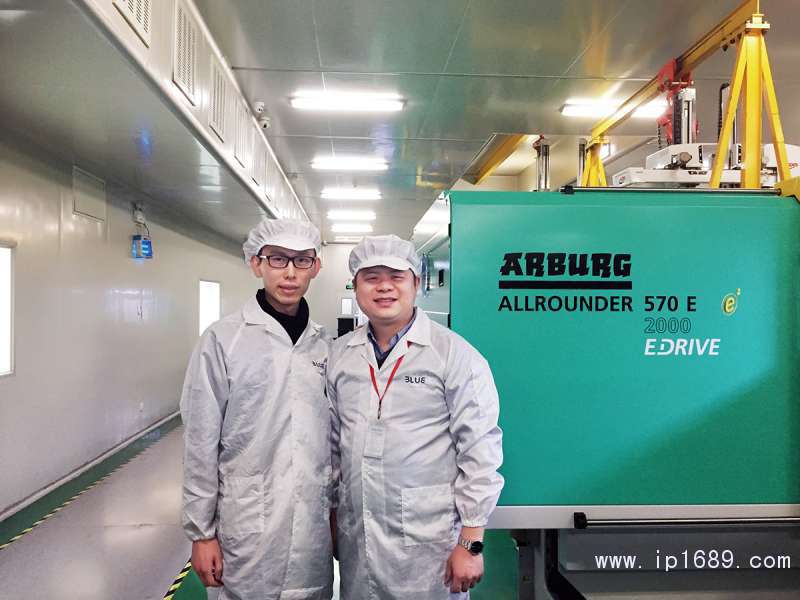 貝萬(wàn)德公司Marketing-Manager-Danny-Sair-佘建榮(左)與阿博格(深圳)大區(qū)銷(xiāo)售經(jīng)理蕭航合影