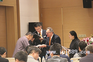 現(xiàn)場頒發(fā)證書。