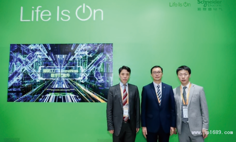 施耐德電氣高級(jí)副總裁、工業(yè)事業(yè)部中國(guó)區(qū)負(fù)責(zé)人龐邢健（中），施耐德電氣（中國(guó)）有限公司工業(yè)事業(yè)部智能制造負(fù)責(zé)人李凱（左），施耐德電氣（中國(guó)）有限公司工業(yè)事業(yè)部控制與驅(qū)動(dòng)業(yè)務(wù)部總經(jīng)理胡曉（右）