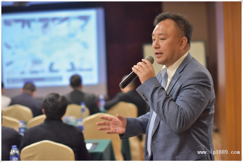 順德考特斯CEO陳俊添先生（圖一）與考特斯德國總部銷售總監(jiān)Alain-Cappelle（圖二）致歡迎辭及作公司介紹：擁有80多年歷史的考特斯是全球第一家生產(chǎn)商用擠出吹塑成型機(jī)的制造商，也是世界最大的擠出吹塑成型機(jī)械設(shè)備供應(yīng)商之一。-(1)