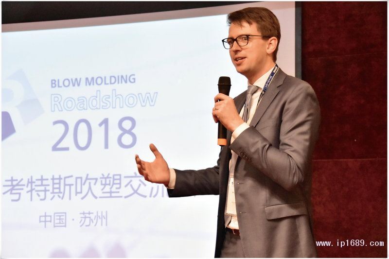 順德考特斯CEO陳俊添先生（圖一）與考特斯德國總部銷售總監(jiān)Alain-Cappelle（圖二）致歡迎辭及作公司介紹：擁有80多年歷史的考特斯是全球第一家生產(chǎn)商用擠出吹塑成型機(jī)的制造商，也是世界最大的擠出吹塑成型機(jī)械設(shè)備供應(yīng)商之一。-(2)