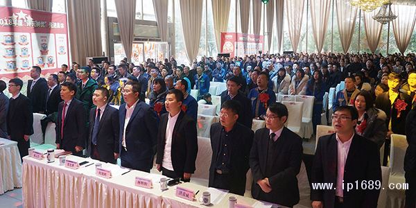 全體與會(huì)者高唱國歌、司歌