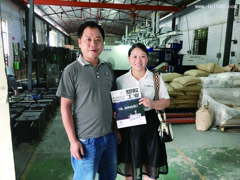 廣州市標信塑料制品有限公司技術(shù)主管鄧擁軍（左 ）