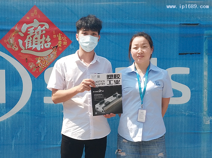 東晟密封科技有限公司設(shè)計研發(fā)部主管翟蘭蘭（右)1