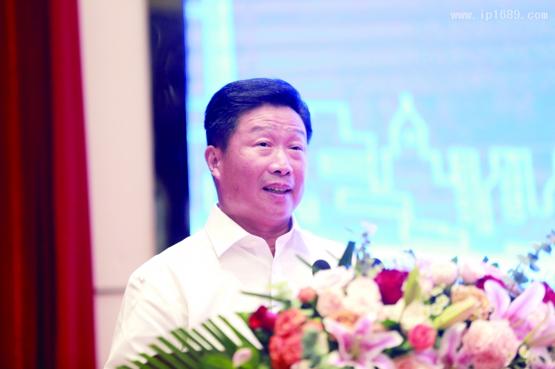 江蘇省塑料加工工業(yè)協(xié)會(huì)會(huì)長(zhǎng)、江蘇雙星彩塑新材料股份有限公司董事長(zhǎng)吳培服