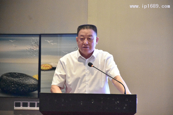山西省塑料行業(yè)協(xié)會(huì)會(huì)長、中德投資集團(tuán)公司董事長程田青作工作報(bào)告