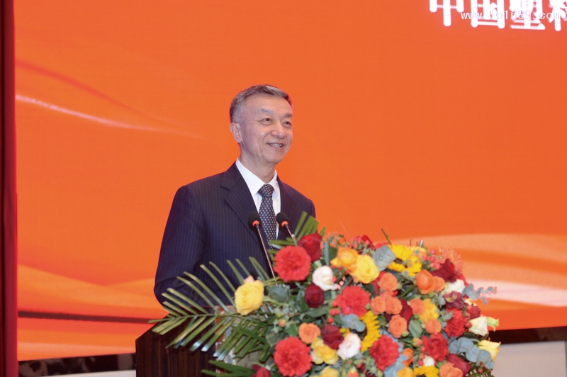 中國輕工業(yè)聯(lián)合會兼職副會長、中國塑料加工工業(yè)協(xié)會榮譽理事長朱文瑋